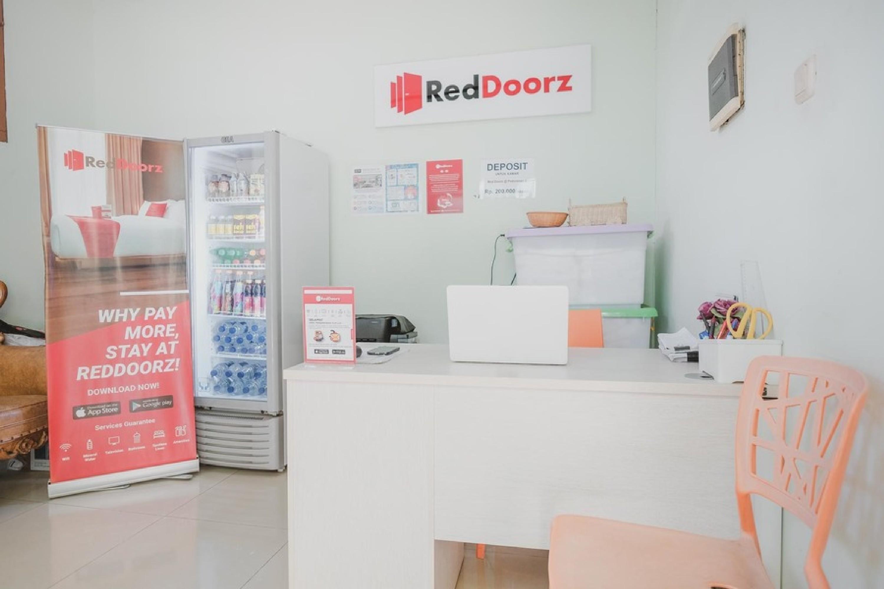 Reddoorz Plus @ Karet Pedurenan 3 Jakarta Buitenkant foto