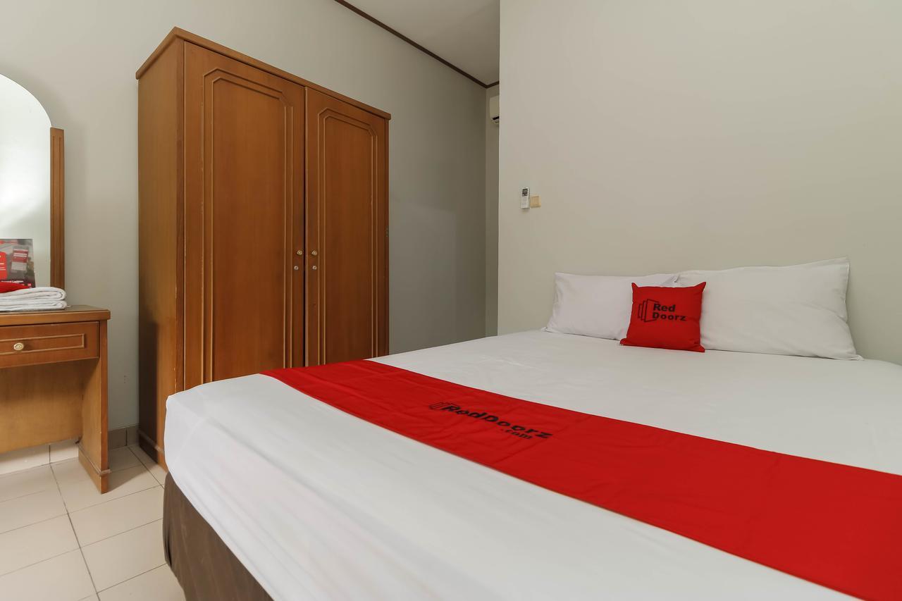 Reddoorz Plus @ Karet Pedurenan 3 Jakarta Buitenkant foto