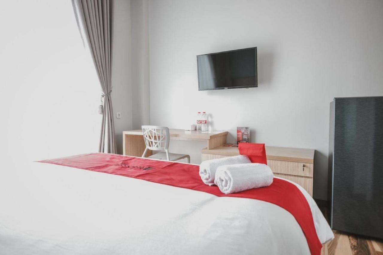 Reddoorz Plus @ Karet Pedurenan 3 Jakarta Buitenkant foto